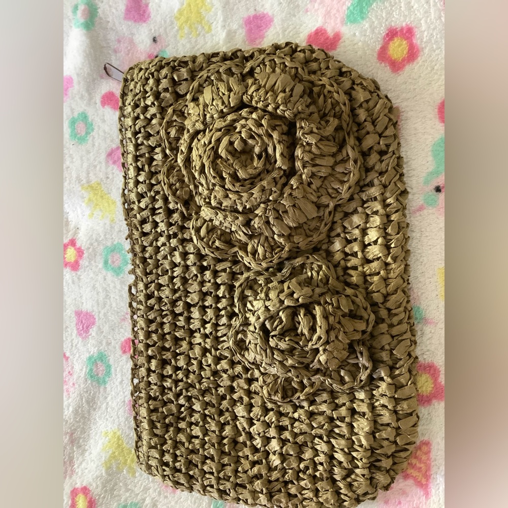 Old navy raffia clutch - Picture 2 of 5